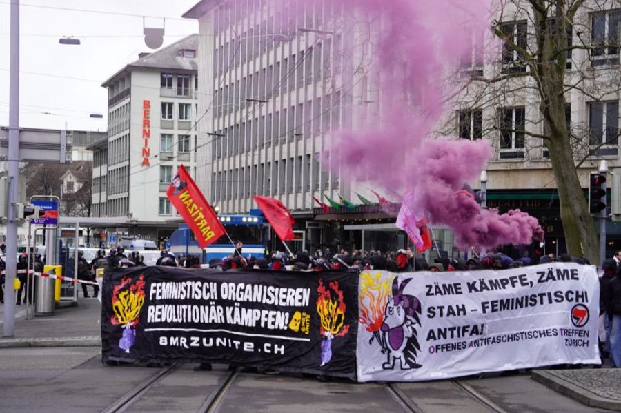 Der Protestzug ist in Bewegung, es kommen auch pinkfarbene Pyros zum Einsatz.