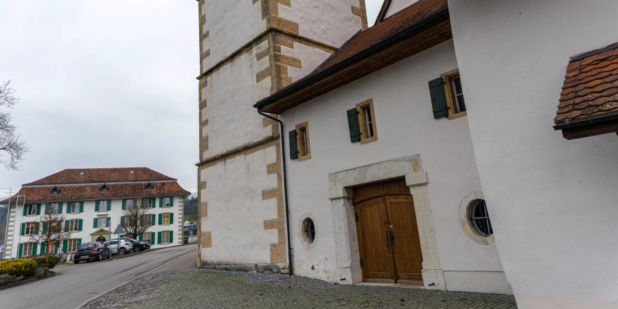 Die Gottstattstrasse in Orpund mit dem ehemaligen Kloster Gottstatt rechts und links hinten der Gemeindeverwaltung. - Orpund