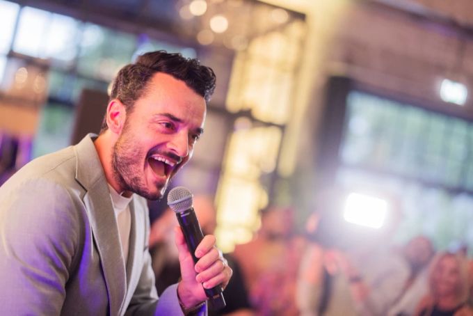 Giovanni Zarrella zieht wegen Textänderung von «Aber bitte mit Sahne» den Zorn der Fans auf sich. aber bitte mit sahne