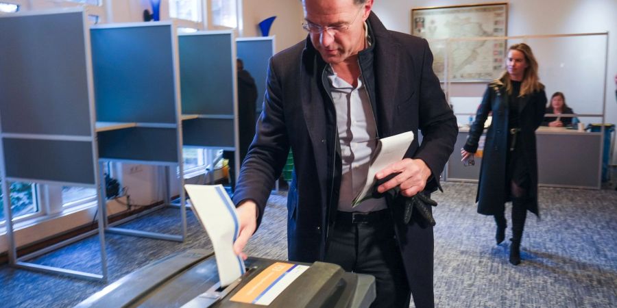 Mark Rutte, Premierminister der Niederlande, gibt in Den Haag seine Steimme für die Provinzwahlen ab.