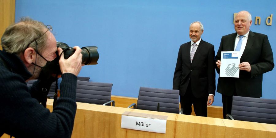 Der Bundesdatenschutzbeauftragte, Ulrich Kelber (r), und sein Stellvertreter Jürgen Müller.