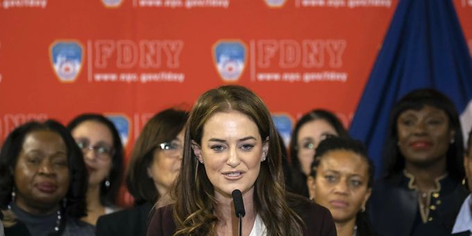 ARCHIV - New York City Fire Commissioner Laura Kavanagh bei ihrer Ernennungszeremonie. Jetzt werden zum ersten Mal in der Geschichte sowohl NYPD als auch FDNY von Frauen geführt. Foto: Yuki Iwamura/AP/dpa ARCHIV - New York City Fire Commissioner Laura Kavanagh bei ihrer Ernennungszeremonie. Jetzt werden zum ersten Mal in der Geschichte sowohl NYPD als auch FDNY von Frauen geführt. Foto: Yuki Iwamura/AP/dpa