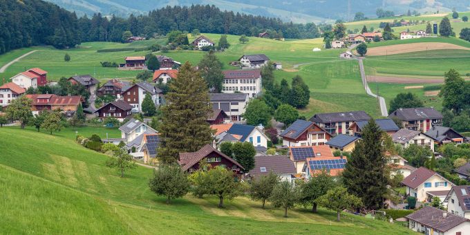 Blick auf Höfen. In der Bildmitte das Mehrzweckgebäude und die Primarschule Stocken-Höfen. Blick auf Höfen. In der Bildmitte das Mehrzweckgebäude und die Primarschule Stocken-Höfen.