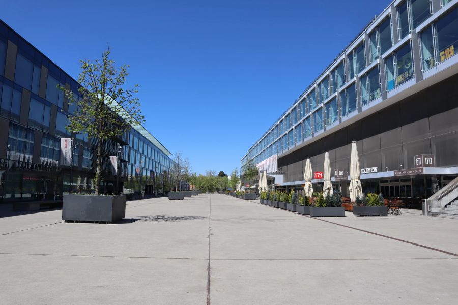 Das Wankdorf Center und das Wankdorf Stadion in Bern.