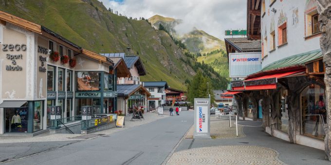 Das Dorf Samnaun im Spätsommer. Es liegt in der Region Engiadina Bassa/Val Müstair im Kanton Graubünden. Das Dorf Samnaun im Spätsommer. Es liegt in der Region Engiadina Bassa/Val Müstair im Kanton Graubünden.