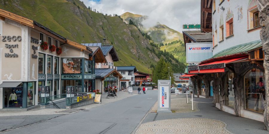 Das Dorf Samnaun im Spätsommer. Es liegt in der Region Engiadina Bassa/Val Müstair im Kanton Graubünden.