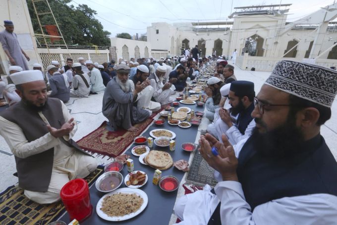 Menschen in Pakistan beten vor dem Brechen der Ramadan Fastenzeit. ramadan fastenzeit