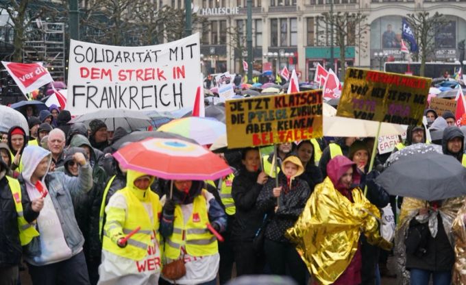 Umfrage: Mehrheit der Verbraucher finden Warnstreik gerechtfertigt