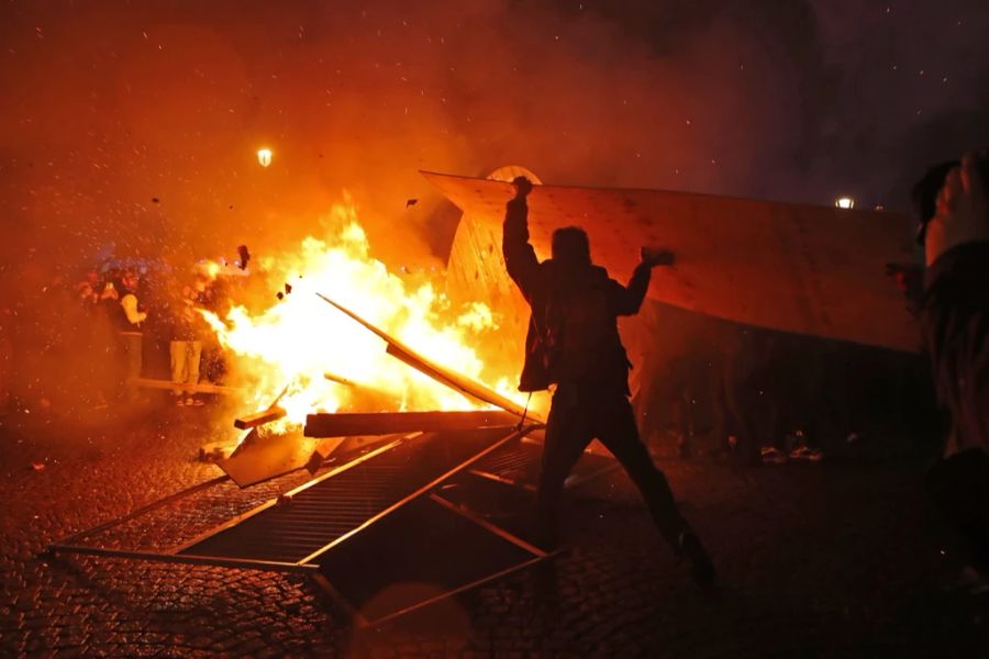 In Paris werden in Strassen Feuer entzündet.