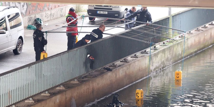 Taucher der Hamburger Polizei bei der Suche in einem Kanal in Wilhelmsburg. Ein Angler hatte hier eine Tüte mit menschlichen Überresten entdeckt.
