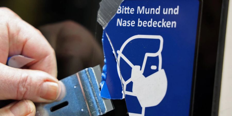 Trotz wegfallender Corona-Massnahmen rät das RKI auch weiterhin dazu, sich vor Ansteckungen zu schützen: Man solle zum Beispiel zu Hause bleiben, wenn man krank ist, in Innenräumen Maske tragen und häufig lüften.