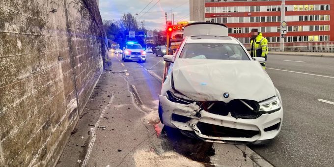 Bei einer Kollision in Schaffhausen entstand am Fahrzeug ein Totalschaden. Bei einer Kollision in Schaffhausen entstand am Fahrzeug ein Schaden.
