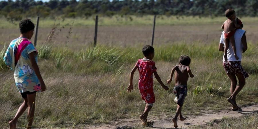 Yanomami nahe einer Gesundheitseinrichtung in Boa Vista