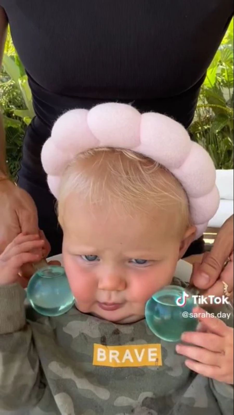Dieser Bub ist alles andere als happy über die Massage mit den Plastikrollern.