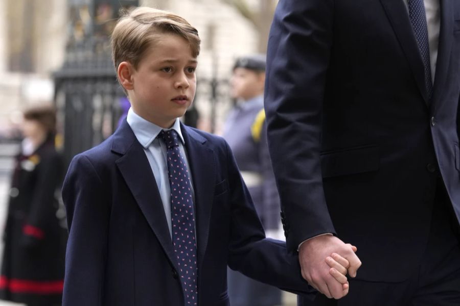 Prinz George an der Hand seines Papas William.