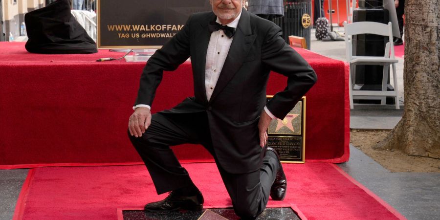 Der italienische Kinostar Giancarlo Giannini kniet neben seinem Stern auf dem Hollywood «Walk of Fame».