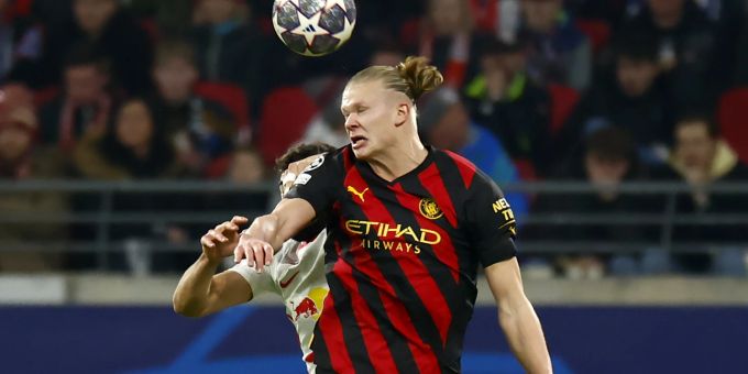 Erling Haaland im Kopfballduell mit Leipzig-Verteidiger Gvardiol. Erling Haaland