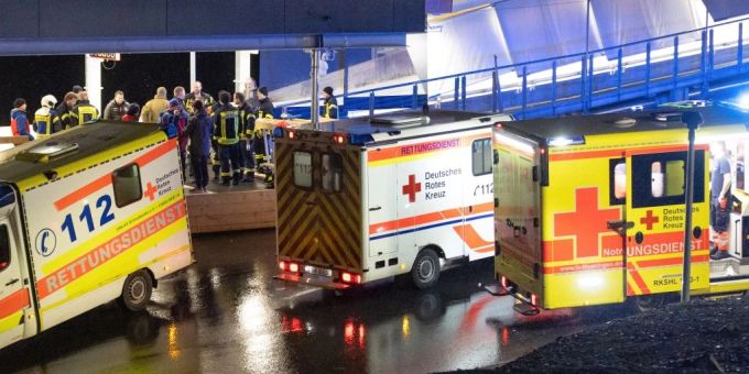 Rettungswagen und Helfer stehen am Ausgang der Bobbahn in Oberhof. Oberhof