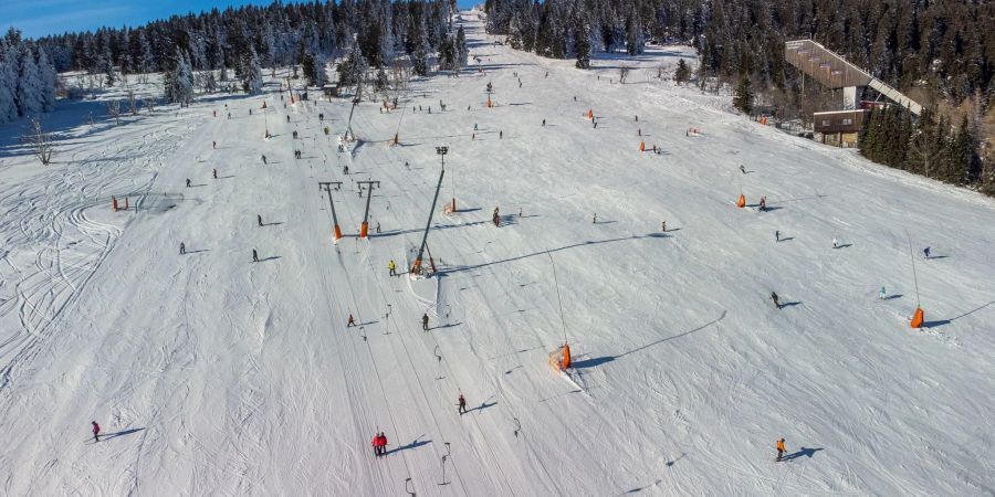 Wintersportler sind bei Saisonstart in Sachsens grösstem alpinen Skigebiet am Fichtelberg unterwegs.