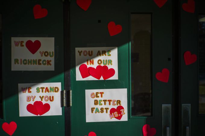 Nachrichten an die Lehrerin, die von einem sechsjährigen Schüler angeschossen wurde, zieren die Eingangstür der Rickneck Elementary School in Newport News. newport news