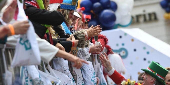 Karneval - Kölner Rosenmontagszug hält AfD nackten Hintern entgegen
