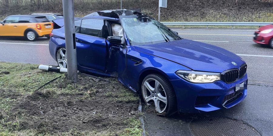 Lenker kollidiert in Neuenhof mit Mast