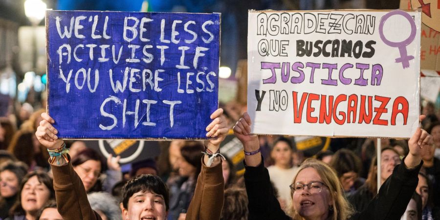 Nicht nur wie hier in Madrid, auch in anderen Städten wie Barcelona, Bilbao, Valencia, Saragossa und Sevilla sind zum Weltfrauentag Zehntausende auf die Strassen gegangen.