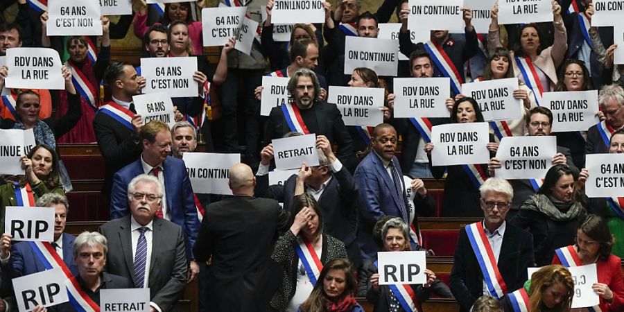 Abgeordnete reagieren in der Nationalversammlung in Paris. Foto: Lewis Joly/AP/dpa