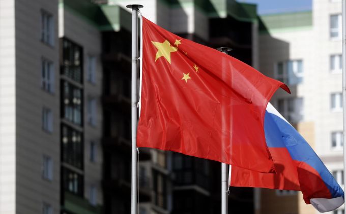 Die russische und die chinesische Flagge wehen nebeneinander. EPA/MAXIM SHIPENKOV Russian-Chinese business district 'Greenwood' in Moscow