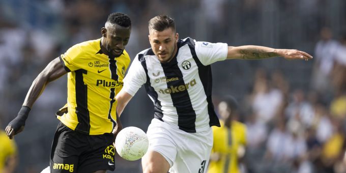 Silvère Ganvoula von YB im Duell mit Mirlind Kryeziu vom FCZ. YB FCZ Noten