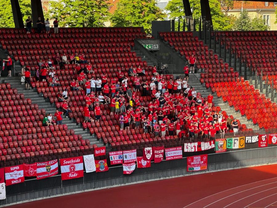 Aber auch einige Gäste-Fans haben den Weg nach Zürich gefunden. 400 irische Fans sollen insgesamt im Stadion sein.