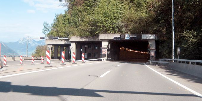 Stans NW - Seelisbergtunnel der A2 nach Unfall Richtung Norden gesperrt