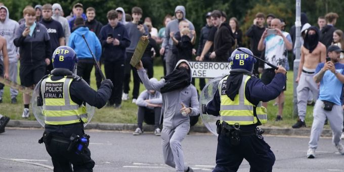 Bei den Protesten wurden immer wieder Beamte angegriffen. England Proteste