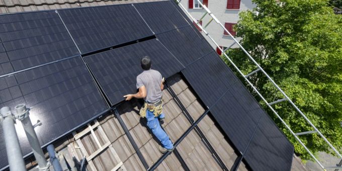 Das Dach eines Privathauses wird mit Solarplatten versehen. (Archivbild) Solar BKW Preise