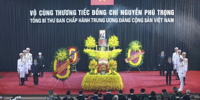 Die Delegationsmitglieder des Zentralkomitees der Kommunistischen Partei zollen dem verstorbenen Generalsekretär Nguyen Phu Trong in Hanoi, Vietnam, am 25. Juli 2024 ihren Respekt. Nguyen Phu Trong