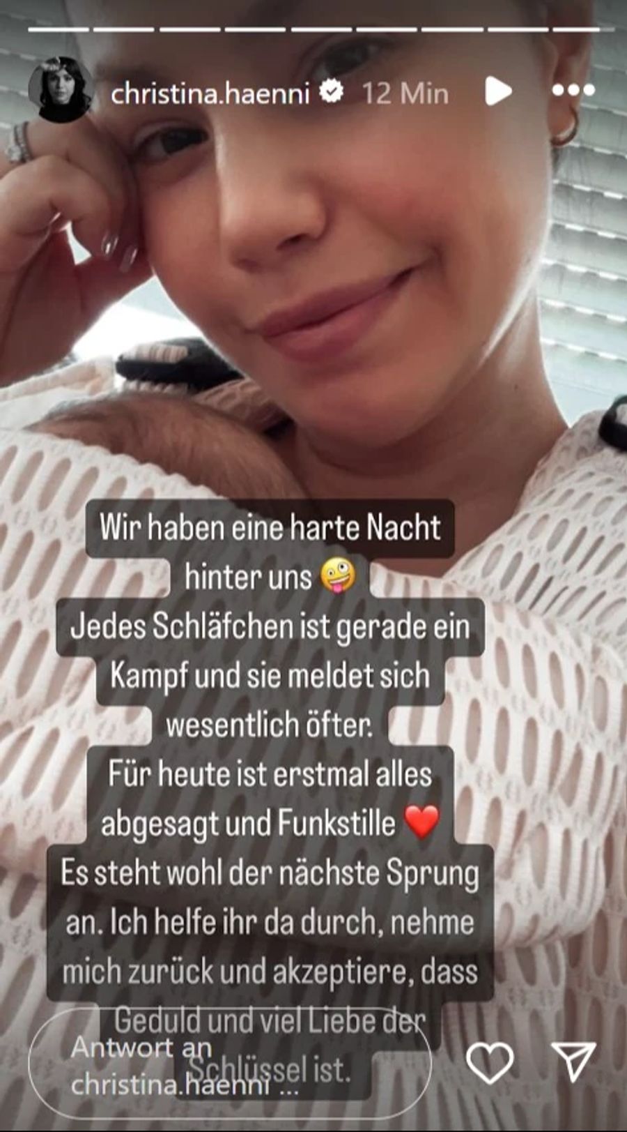 Jedes Schläfchen ist ein Kampf, schreibt Christina.