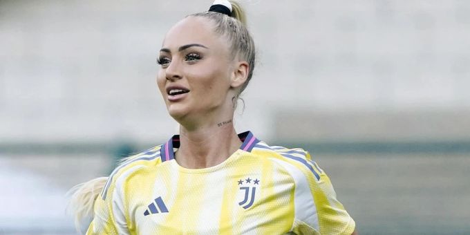 Make-up und Fitness - Fans kritisieren Alisha Lehmann – dann kommt Mami