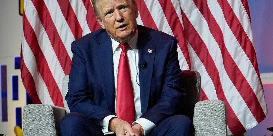 Der republikanische US-Präsidentschaftskandidat Donald Trump hat seinen Vize J.D. Vance halbherzig gegen Kritik verteidigt und dessen Bedeutung im Wahlkampf heruntergespielt.