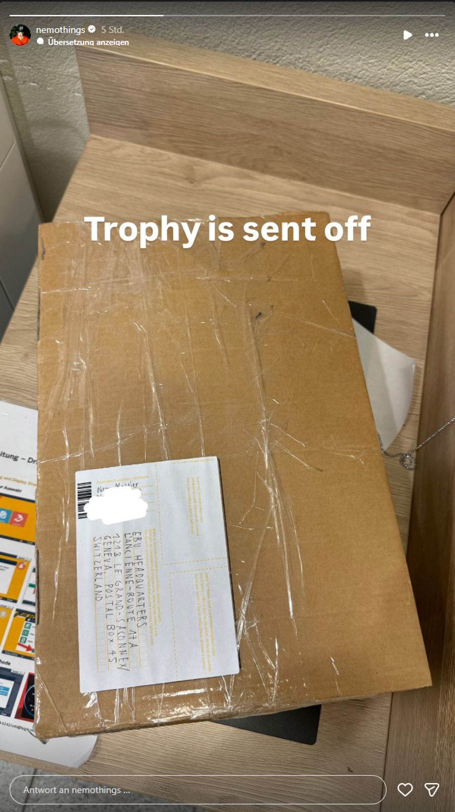 Auf Instagram postet das Gesangstalent nun ein Foto der verpackten Auszeichnung.