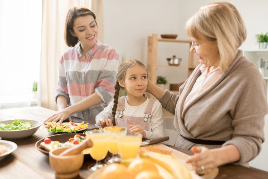 Mutter, Tochter, Grossmutter in der Küche