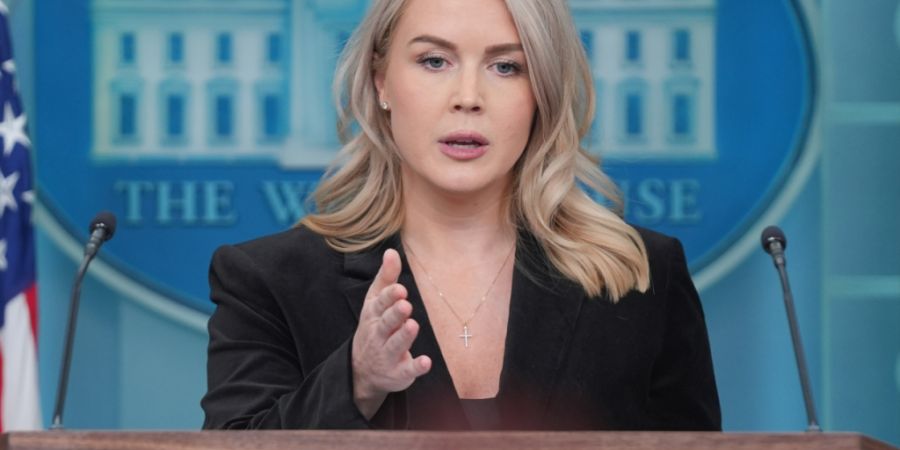 ARCHIV - Die Pressesprecherin des Weißen Hauses, Karoline Leavitt, spricht während eines Pressebriefings im Weißen Haus. Foto: Evan Vucci/AP/dpa