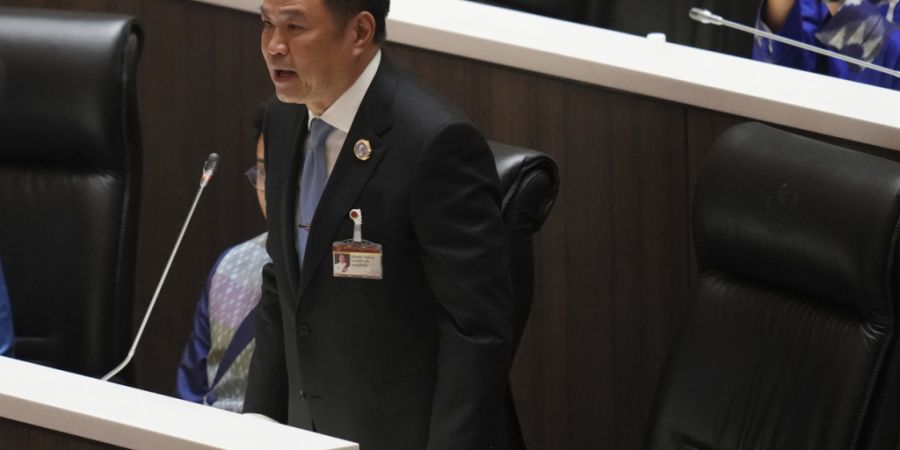 ARCHIV - Anutin Charnvirakul (M) steht während der Abstimmung eines neuen Ministerpräsidenten im September im Parlament. Nun hat er einen Antrag auf Auflösung des Repräsentantenhaus...