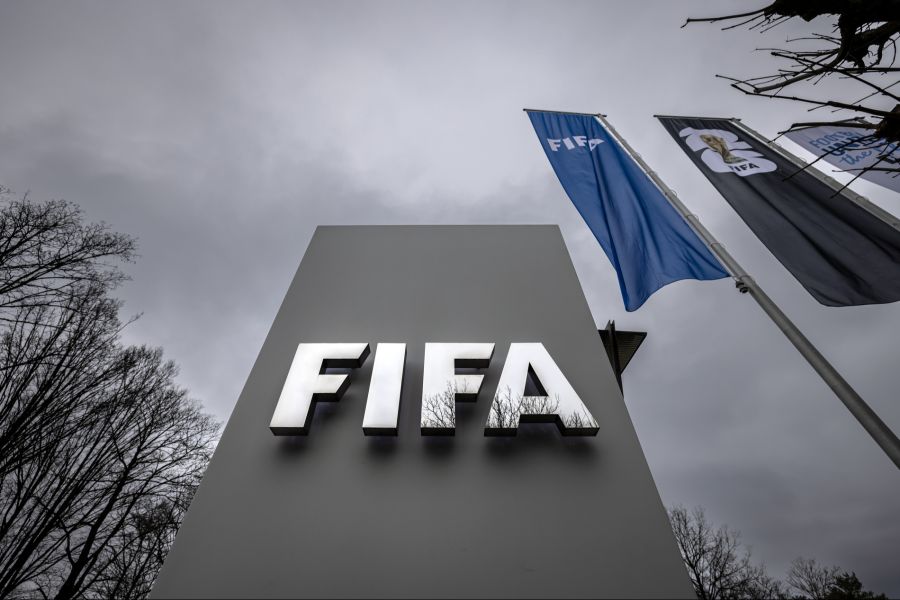 Er fordert deswegen, dass der Bundesrat die Steuerprivilegien für die Fifa und die Uefa prüft.