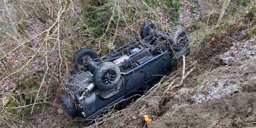 In Unterägeri ZG ist am Donnerstagmittag nach einem Unfall ein Auto in einem kleinen Bachbett gelandet. Der 63-jährige Lenker blieb unverletzt.