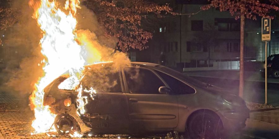 Beim Bahnhof Sempach-Station ist am Freitag kurz nach Mitternacht ein Auto in Brand geraten. Die Polizei geht von Brandstiftung aus.
