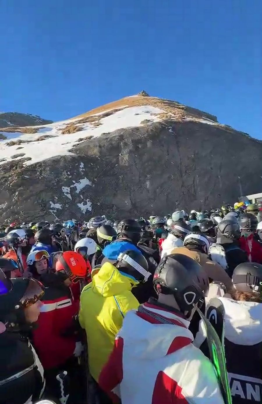 Geduld gefragt: Wegen geschlossener Pisten warteten Wintersportler teils über eine Stunde.