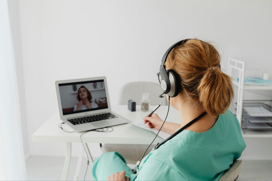 Mütter und Väter nutzten den Treffpunkt derweil gar, um per Videocall Sitzungen abzuhalten.