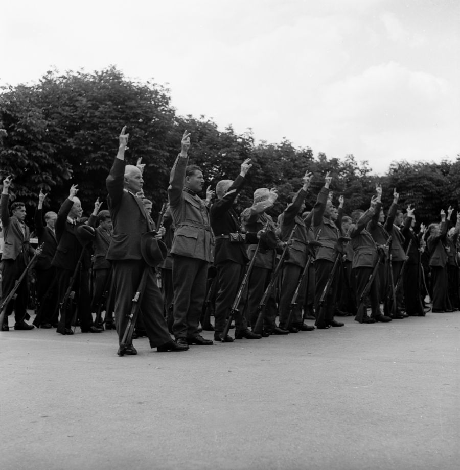 Die Ortswehr von Adliswil und Kilchberg im Kanton Zürich wird am 30. Juni im Kriegsjahr 1940 vereidigt.