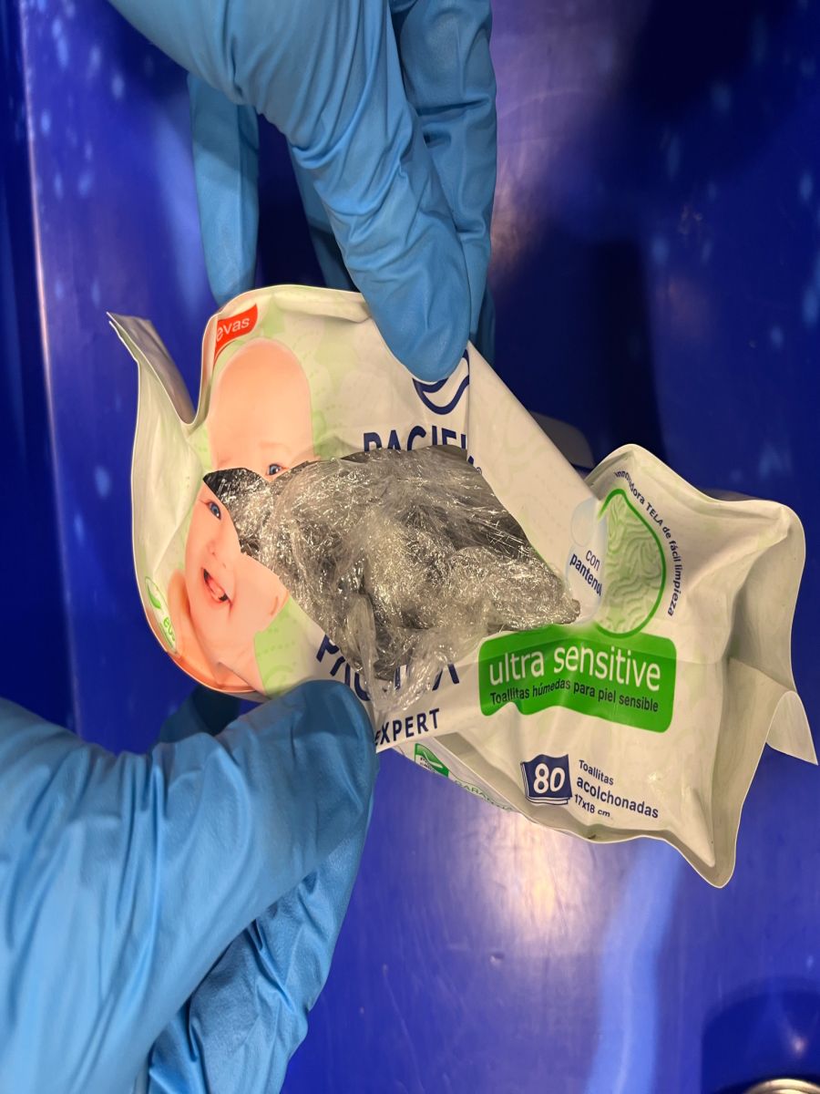 Auch in einer Dose mit Haargel sowie einer Packung mit Feuchttüchern kam Kokain zum Vorschein.