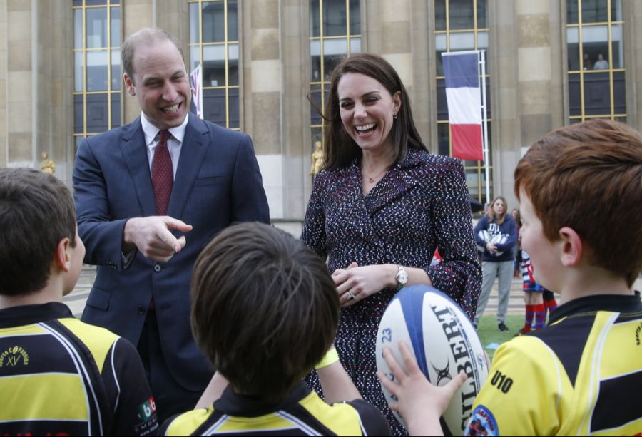 Bei der Rugby-WM der Frauen feuern Prinzessin Kate und Prinz William verschiedene Teams an.